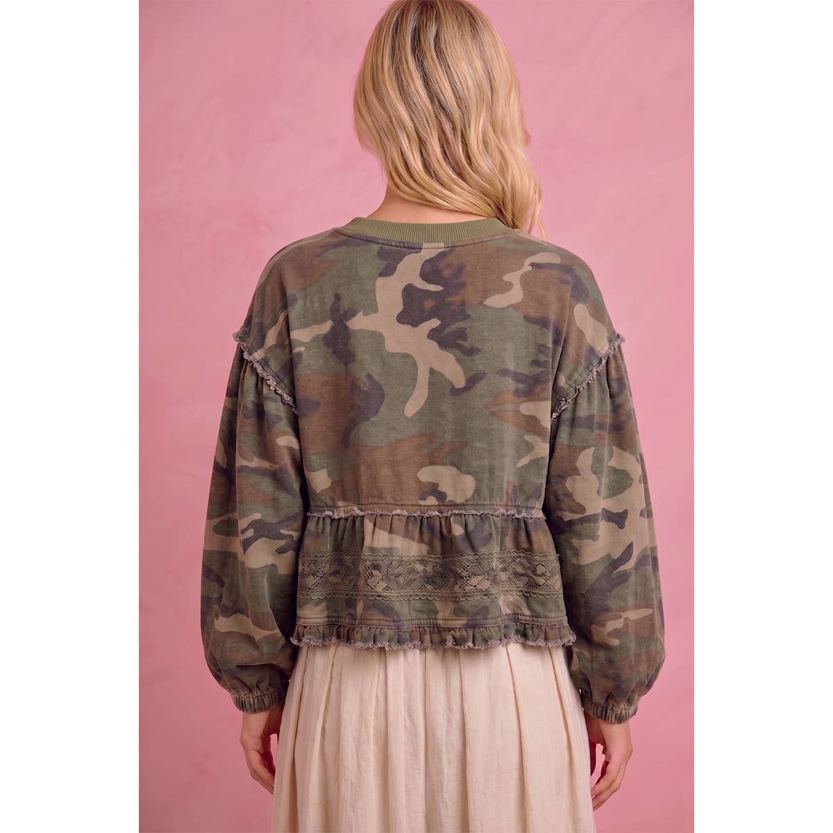 SEPT SHIP CAMO PRINTED TIERED RUFFLED HEM WITH LACE SLEEVES TOP: CAMOUFLAGE / M