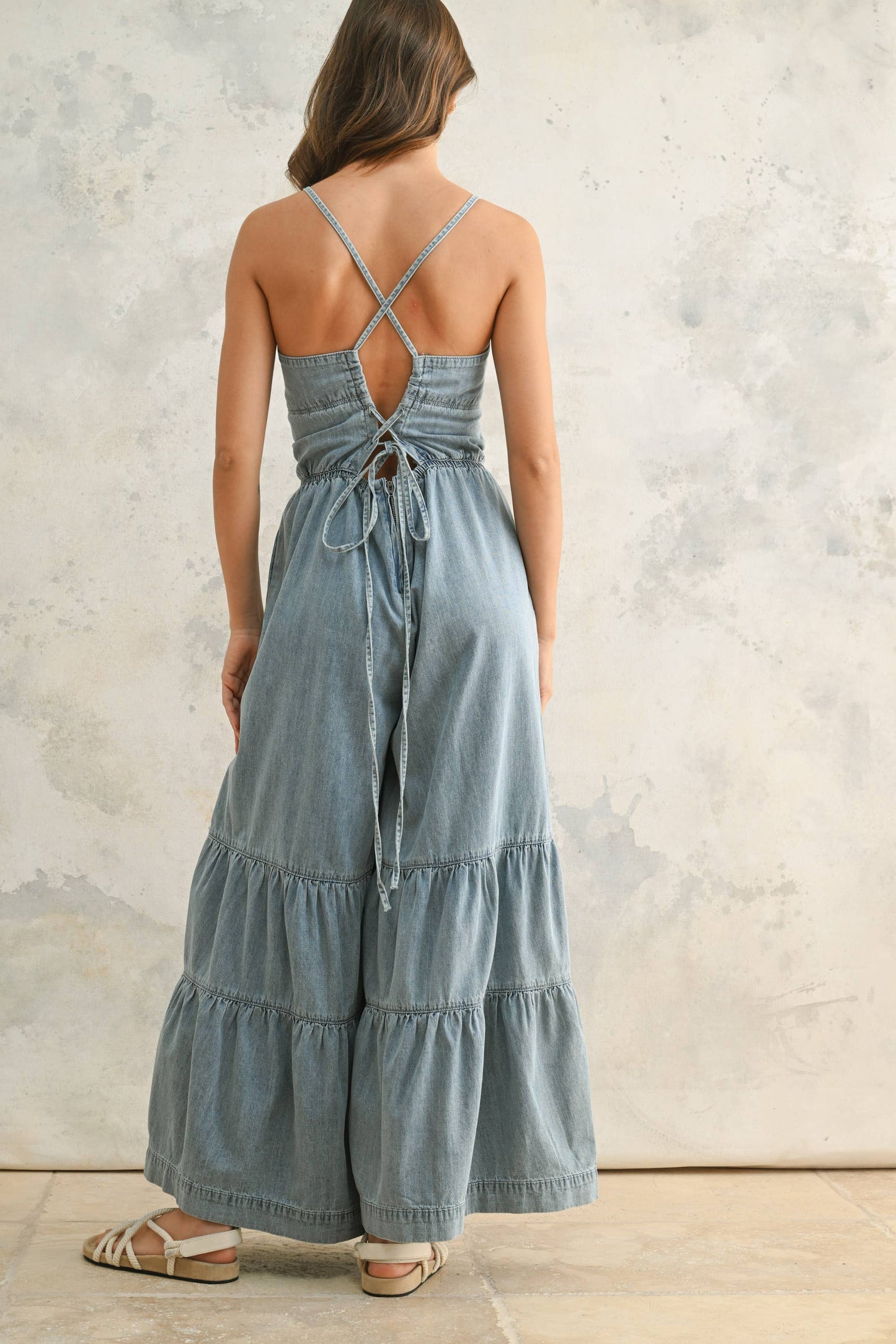 JU4208 TIERED BOTTOM DETAIL CHAMBRAY JUMPSUIT: DENIM / M