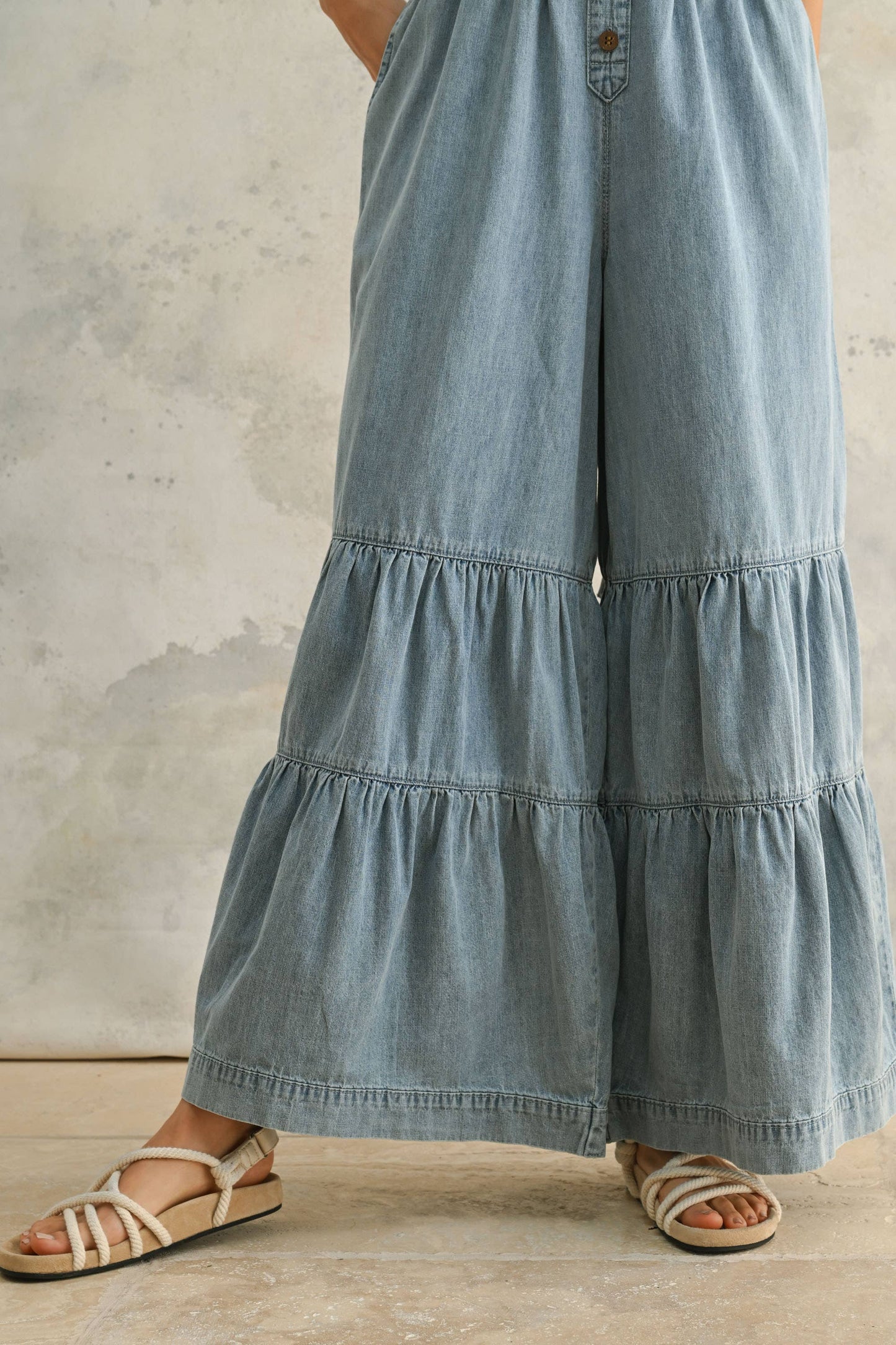 JU4208 TIERED BOTTOM DETAIL CHAMBRAY JUMPSUIT: DENIM / M