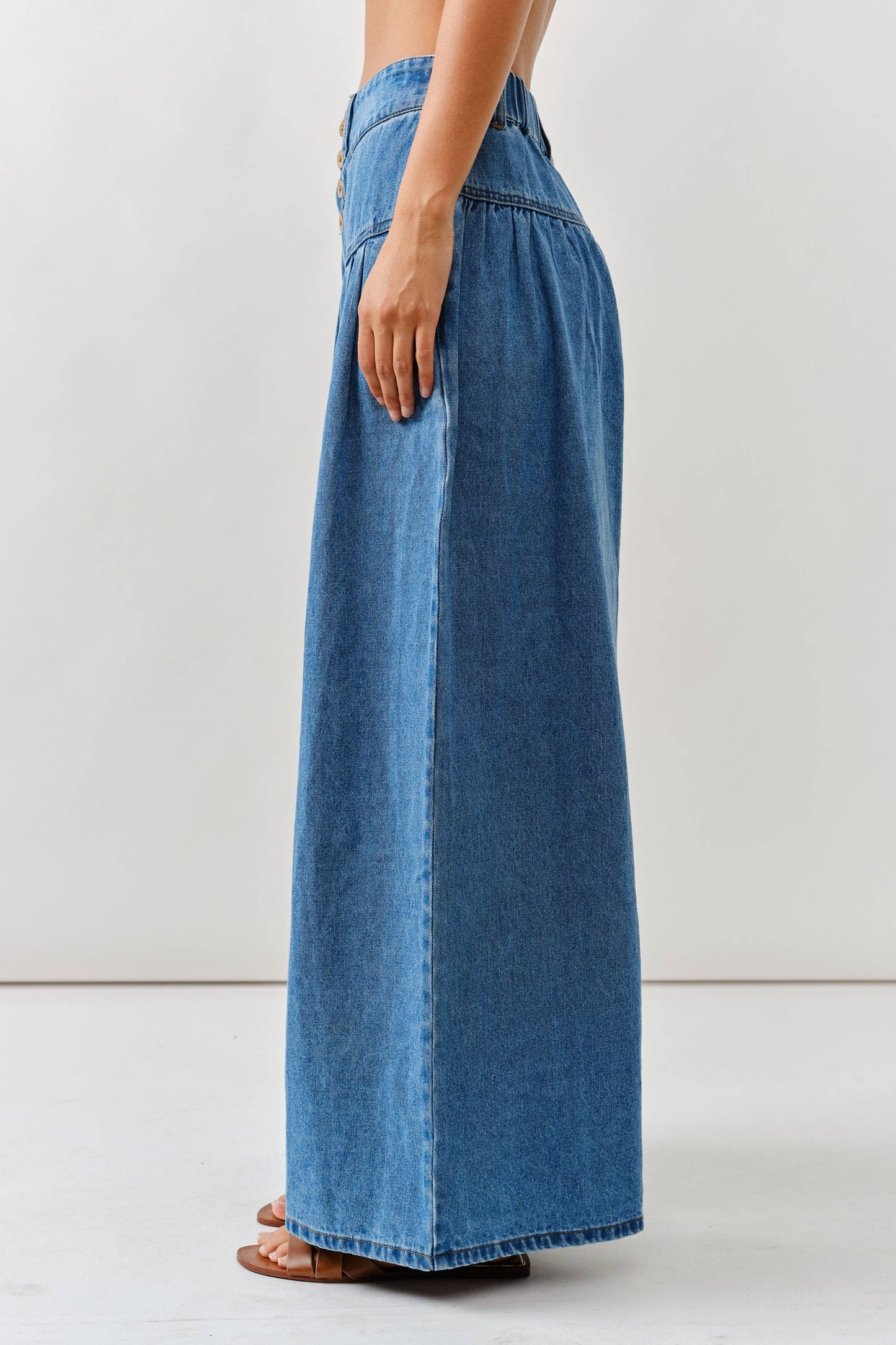 AJP5039 FRONT BUTTON DOWN FLARE JEANS