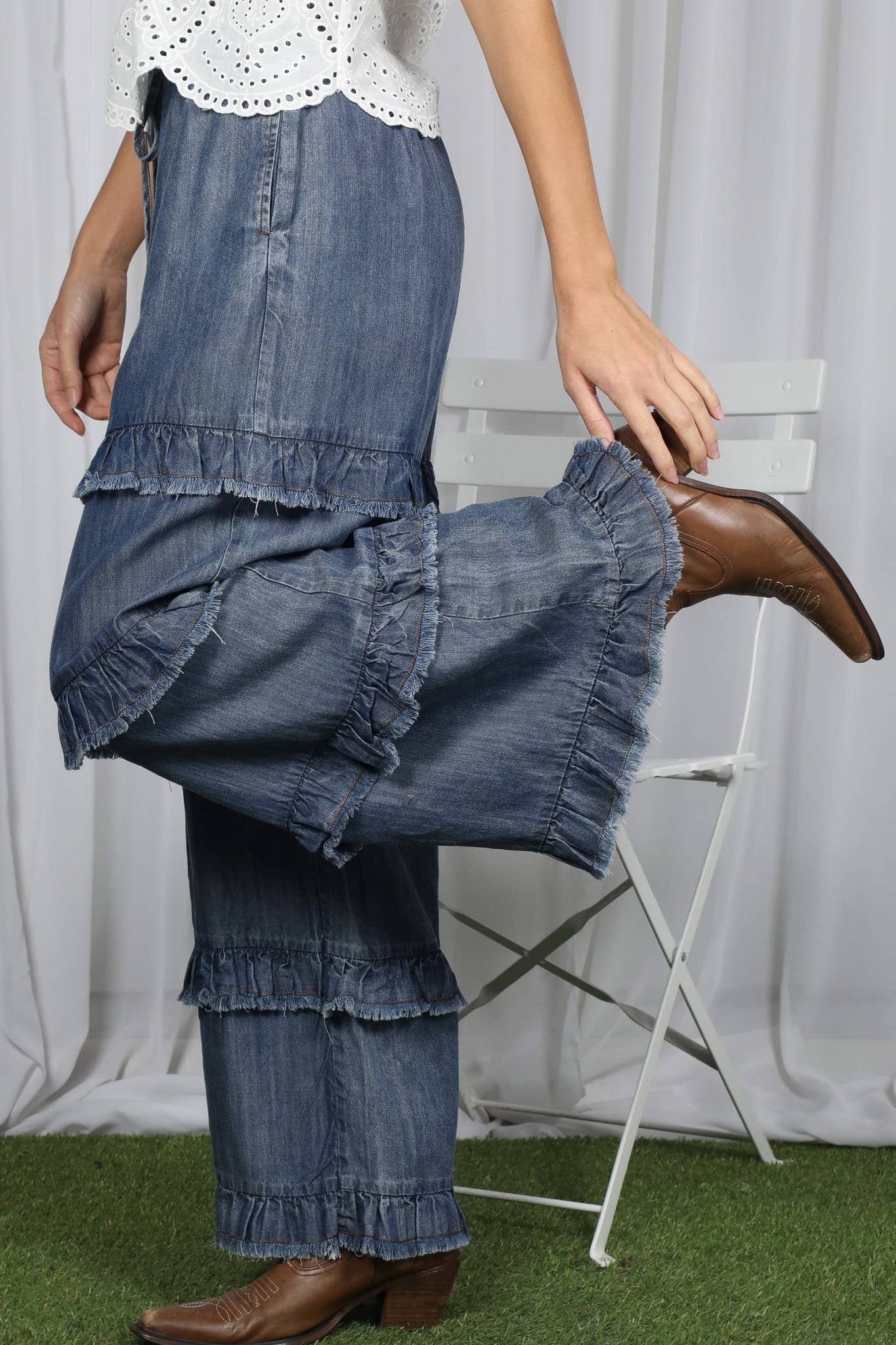 Frayed Ruffle Hem Washed Chambray Crop Denim Pants VP83210: Washed Denim