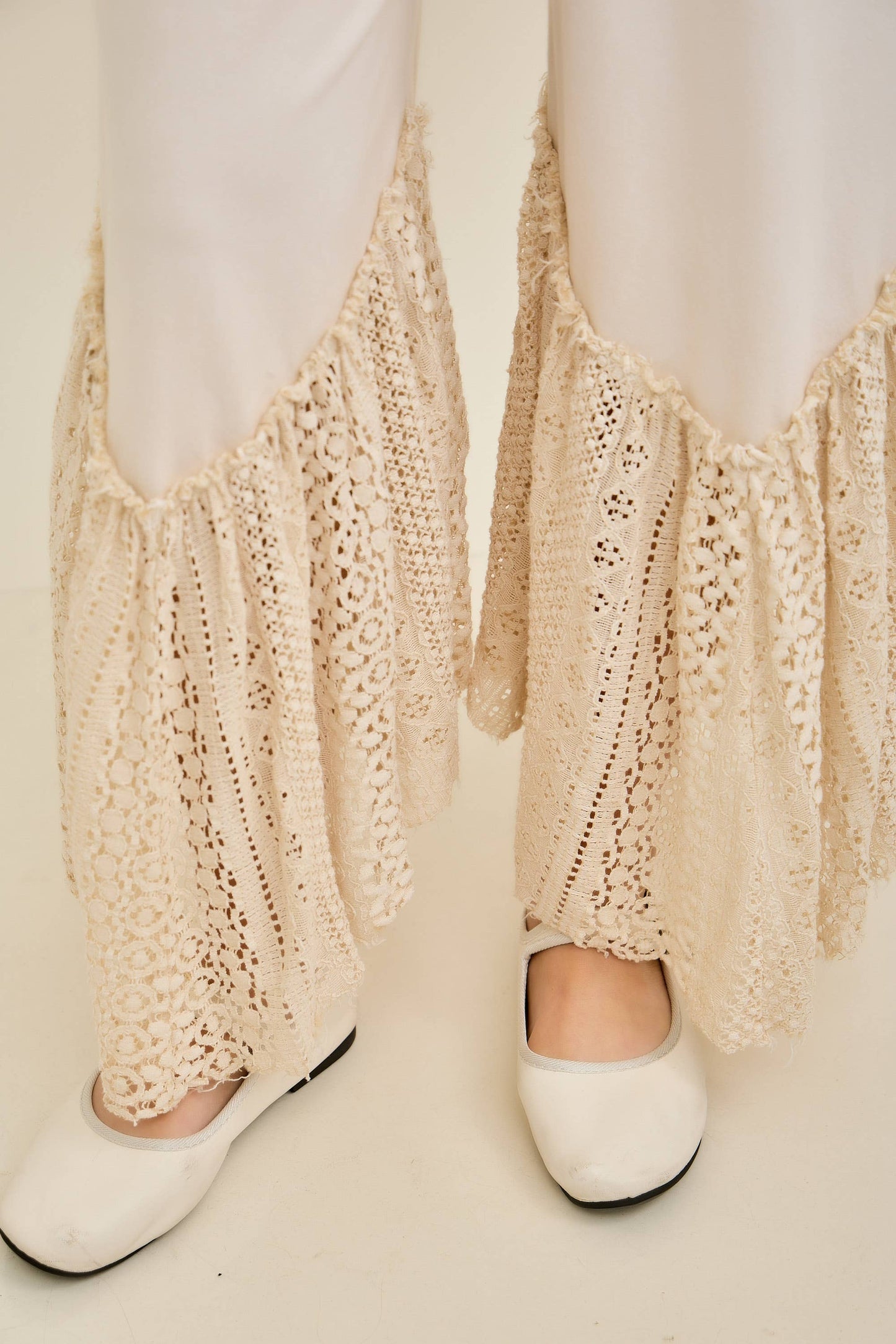 Mineral Washed Romance Lace Cropped Pants HP6906