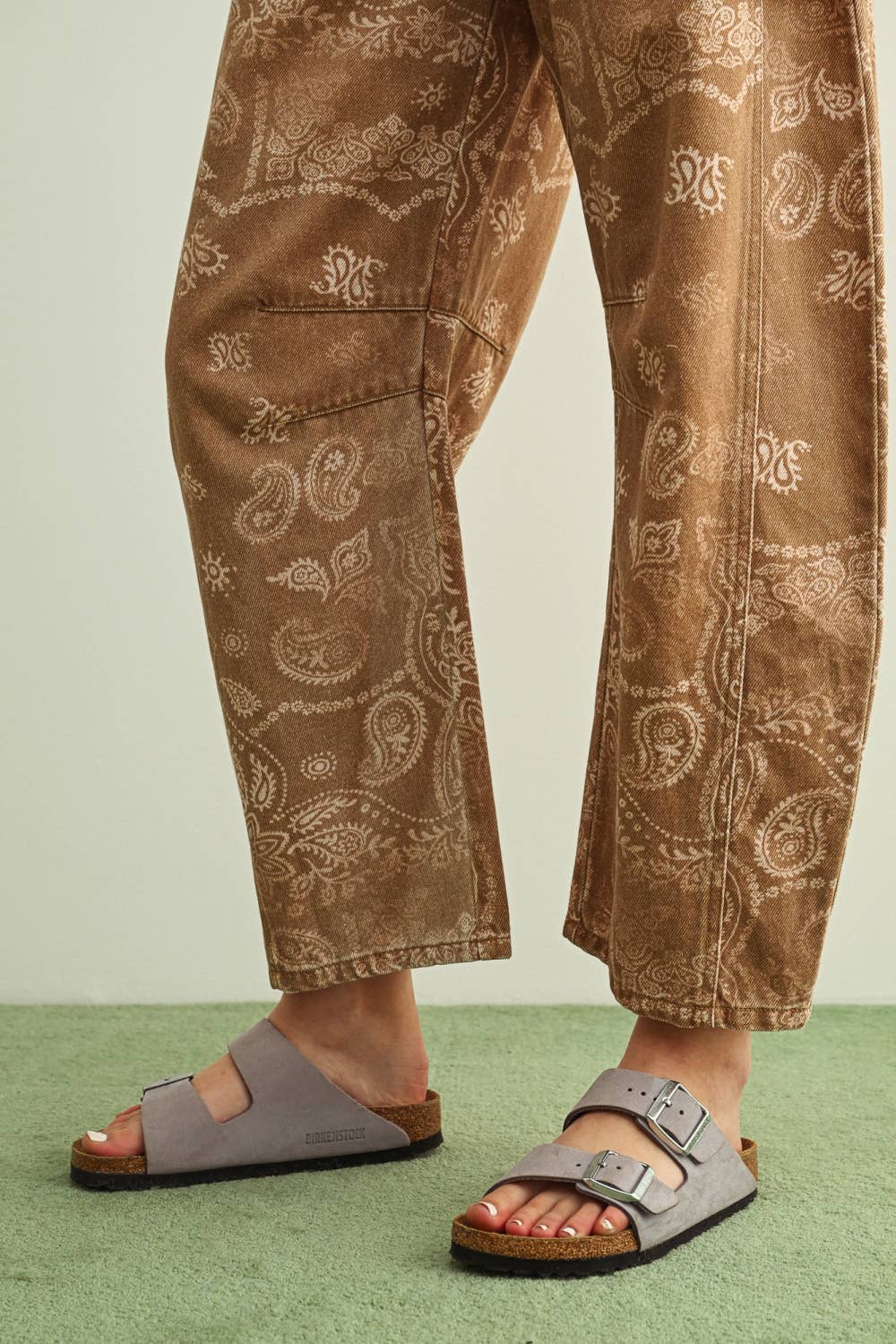 PAISLEY PRINT WASHED PANTS: BROWN