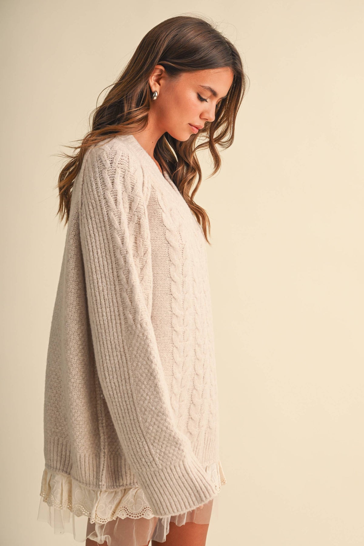 CABLE SWEATER MINI DRESS WITH LACE TRIM ON THE BOTTO