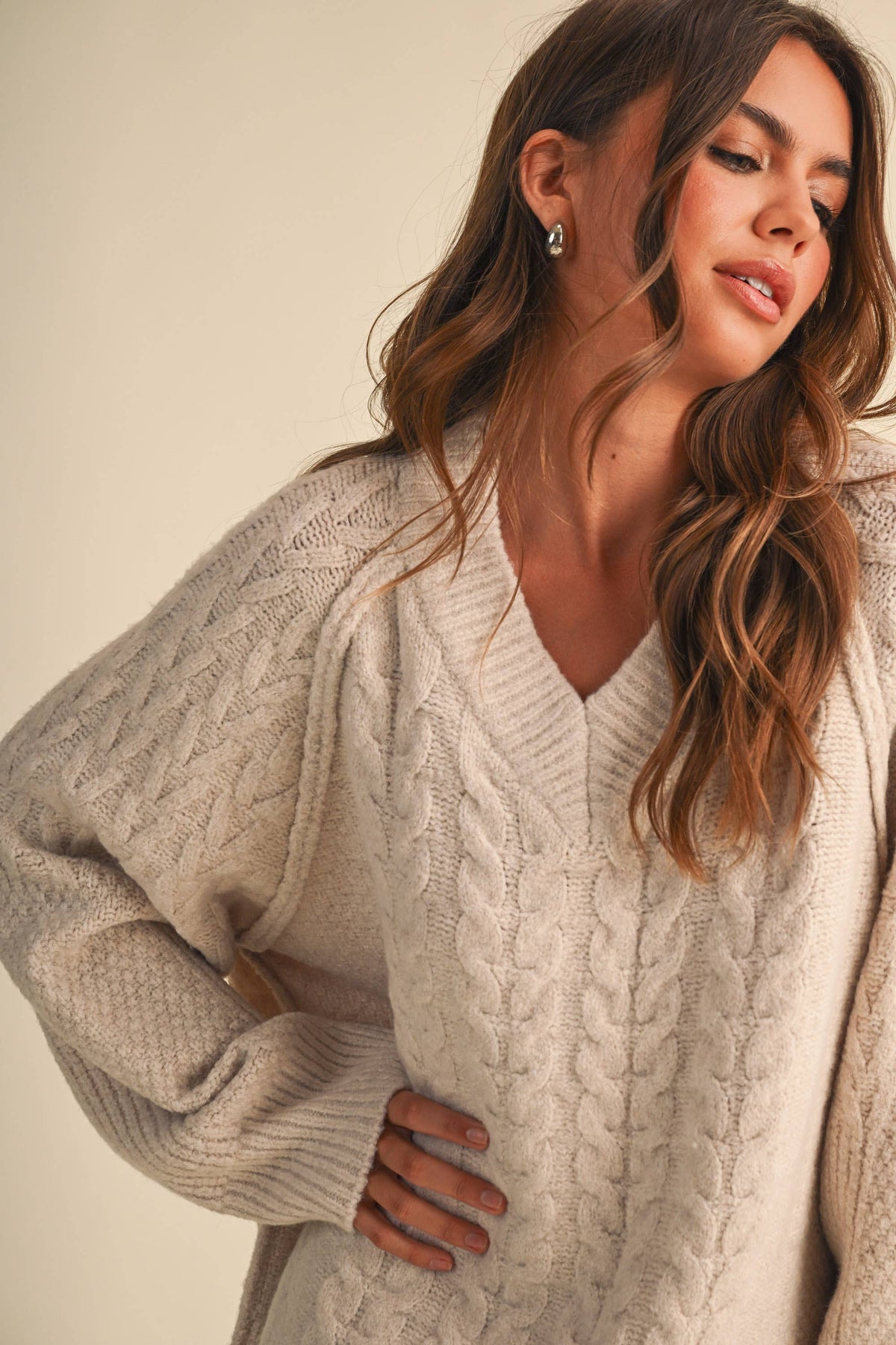 CABLE SWEATER MINI DRESS WITH LACE TRIM ON THE BOTTO
